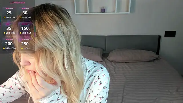 Snapshot of Julliakoill chatting on October 25, 8:00 am Julliakoill online show from October 25, 8:00 am