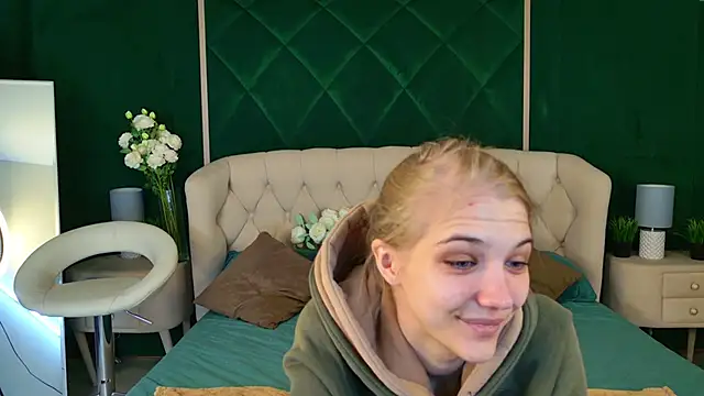 4example Chloe online show from April 7, 5:30 am