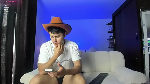 Snapshot of twinguys chatting on October 17, 3:25 pm twinguys online show from October 17, 3:25 pm