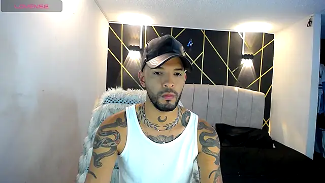 Snapshot of LickMyInk chatting on October 18, 3:20 am LickMyInk online show from October 18, 3:20 am