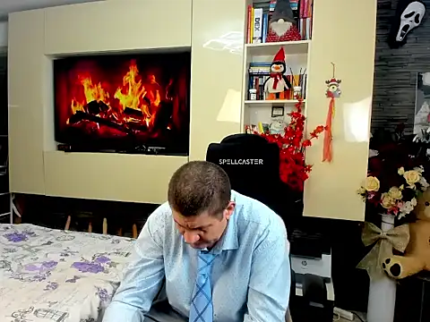 SpartacusDaddy48 online show from March 11, 8:48 pm