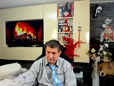 SpartacusDaddy48 online show from March 19, 8:46 pm