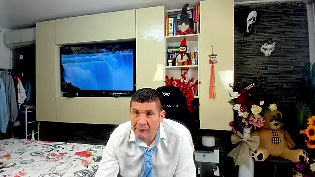 SpartacusDaddy48 online show from April 11, 10:36 pm