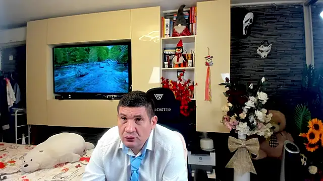 SpartacusDaddy48 online show from April 16, 8:42 pm