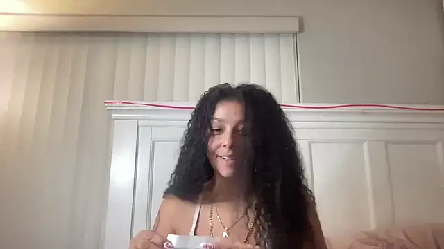 Snapshot of sweetnjuicyyy chatting on October 10, 4:11 am sweetnjuicyyy online show from October 10, 4:11 am