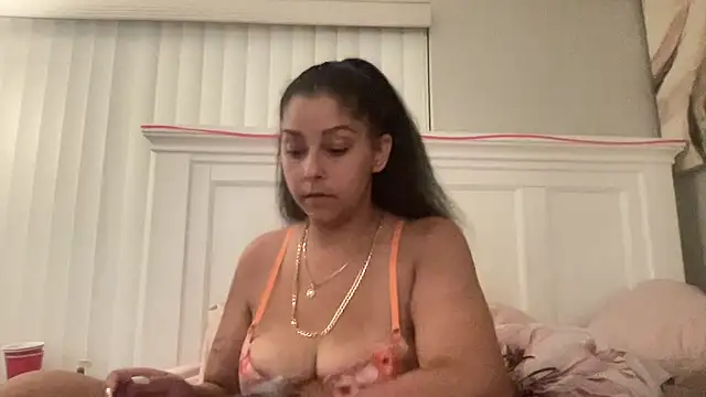 Snapshot of sweetnjuicyyy chatting on October 15, 5:18 am sweetnjuicyyy online show from October 15, 5:18 am