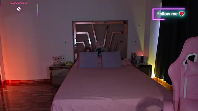 lunaarose online show from February 7, 8:34 pm