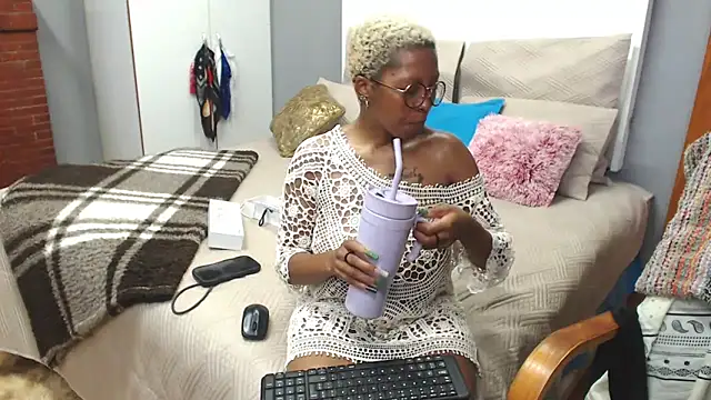 Snapshot of Kay-Tee chatting on October 9, 7:06 am Kay-Tee online show from October 9, 7:06 am