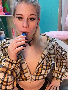 Snapshot of TheRealJessyLey chatting on November 13, 7:40 am TheRealJessyLey online show from November 13, 7:40 am