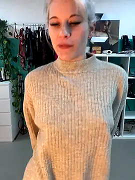 Snapshot of TheRealJessyLey chatting on December 19, 7:32 pm TheRealJessyLey online show from December 19, 7:32 pm