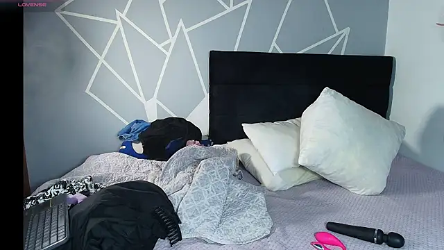 karlamoon23 online show from March 25, 8:26 pm