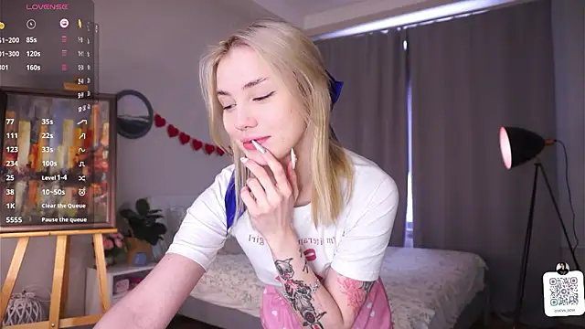 Snapshot of LilianBenskin chatting on February 21, 6:25 am LilianBenskin online show from February 21, 6:25 am