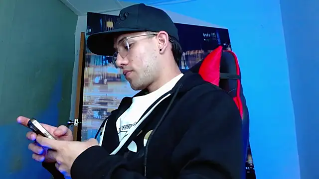 alexgiraldo   online show from April 11, 1:54 am