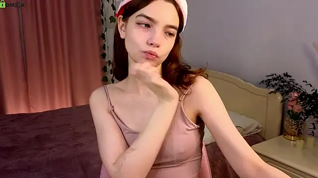 Snapshot of Evi_Brook chatting on December 23, 6:33 am Evi Brook online show from December 23, 6:33 am