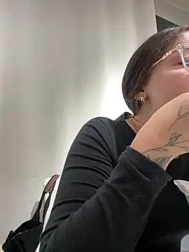 Snapshot of Alyha_Cortes chatting on December 2, 1:28 pm Alyha Cortes online show from December 2, 1:28 pm