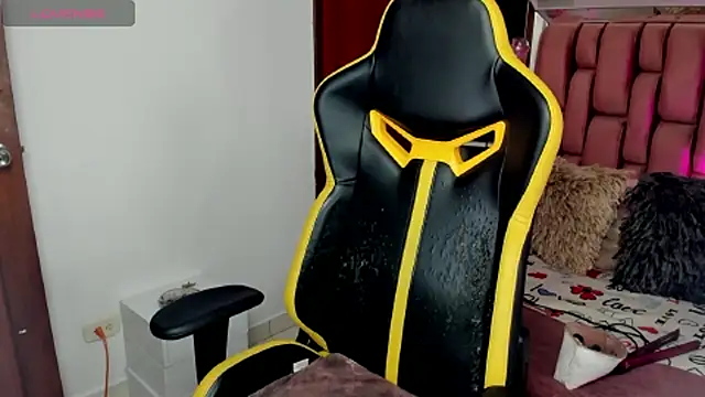 Snapshot of sara_slut21 chatting on March 4, 8:49 pm sara slut21 online show from March 4, 8:49 pm