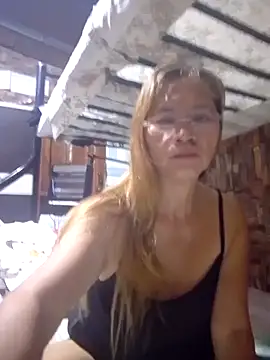 Snapshot of SexyHottMom chatting on October 5, 8:40 pm SexyHottMom online show from October 5, 8:40 pm