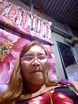 Snapshot of SexyHottMom chatting on October 18, 1:34 pm SexyHottMom online show from October 18, 1:34 pm