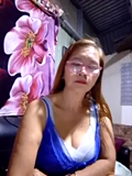 Snapshot of SexyHottMom chatting on November 3, 12:28 pm SexyHottMom online show from November 3, 12:28 pm