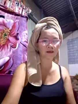 Snapshot of SexyHottMom chatting on November 12, 10:15 am SexyHottMom online show from November 12, 10:15 am