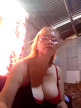 Snapshot of SexyHottMom chatting on November 18, 11:37 pm SexyHottMom online show from November 18, 11:37 pm