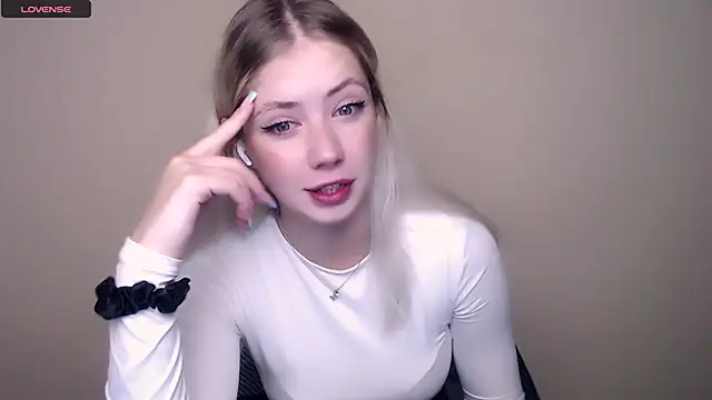 Snapshot of AliceHotty_ chatting on September 12, 6:24 am AliceHotty online show from September 12, 6:24 am