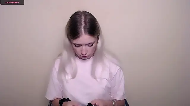 Snapshot of AliceHotty_ chatting on September 13, 6:13 am AliceHotty online show from September 13, 6:13 am