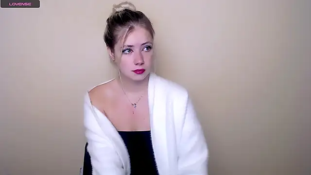 Snapshot of AliceHotty_ chatting on September 18, 7:43 am AliceHotty online show from September 18, 7:43 am