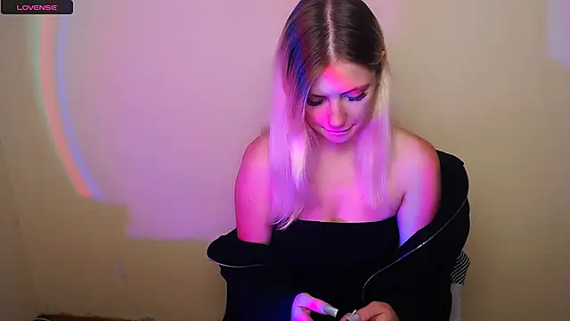 Snapshot of AliceHotty_ chatting on October 13, 10:15 am AliceHotty online show from October 13, 10:15 am