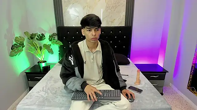 Snapshot of OnlyJos chatting on October 12, 1:54 pm OnlyJos online show from October 12, 1:54 pm