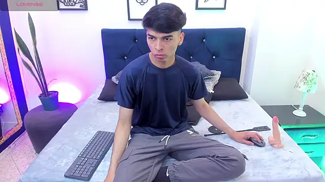 Snapshot of OnlyJos chatting on October 16, 8:10 pm OnlyJos online show from October 16, 8:10 pm