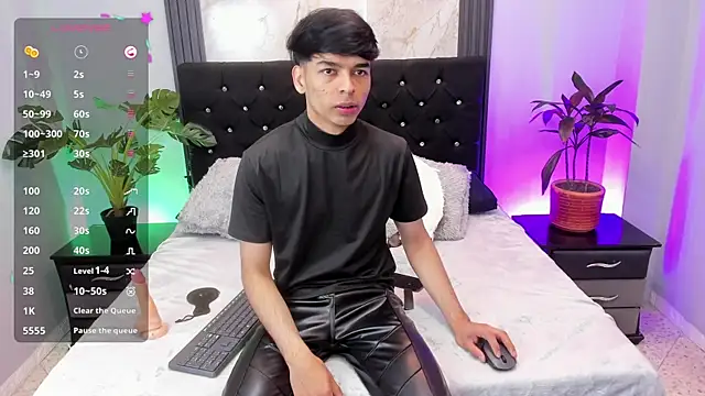 Snapshot of OnlyJos chatting on October 19, 1:45 pm OnlyJos online show from October 19, 1:45 pm