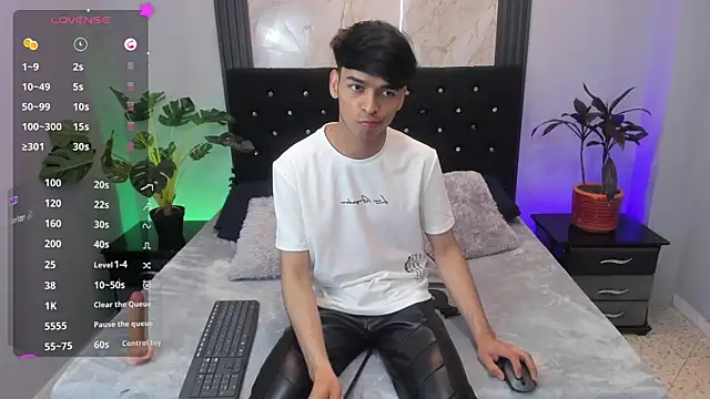 Snapshot of OnlyJos chatting on October 26, 1:50 pm OnlyJos online show from October 26, 1:50 pm