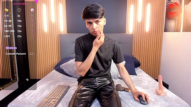 Snapshot of OnlyJos chatting on October 27, 7:40 pm OnlyJos online show from October 27, 7:40 pm