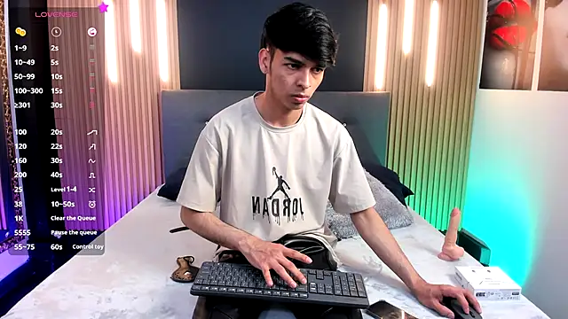 Snapshot of OnlyJos chatting on November 20, 7:35 pm OnlyJos online show from November 20, 7:35 pm