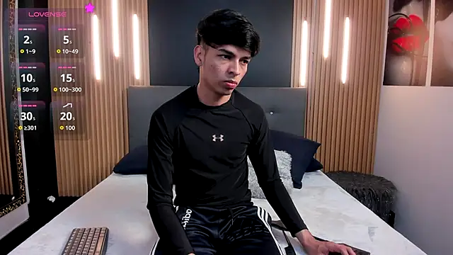 Snapshot of OnlyJos chatting on December 4, 8:17 pm OnlyJos online show from December 4, 8:17 pm