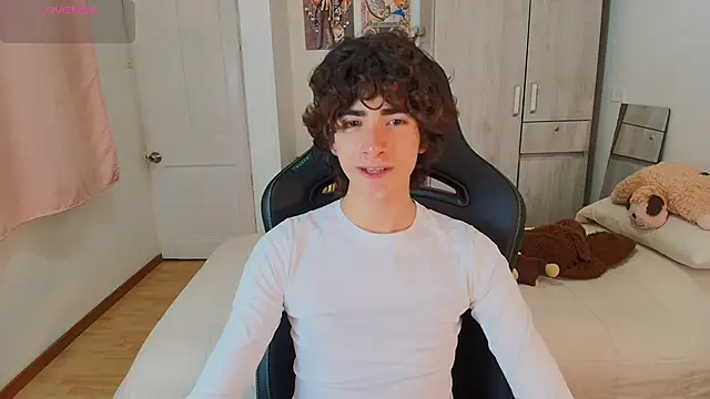 Snapshot of Nude_Boy18 chatting on December 16, 2:27 am Nude Boy18 online show from December 16, 2:27 am