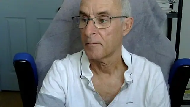 Snapshot of funone1999 chatting on December 18, 9:43 pm funone1999 online show from December 18, 9:43 pm