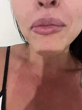 Snapshot of Deusasafada chatting on December 5, 8:01 am Deusasafada online show from December 5, 8:01 am