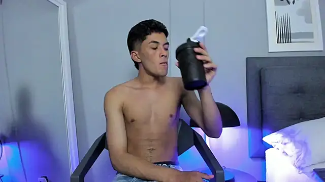 Tylerffoxx online show from November 1, 8:11 pm