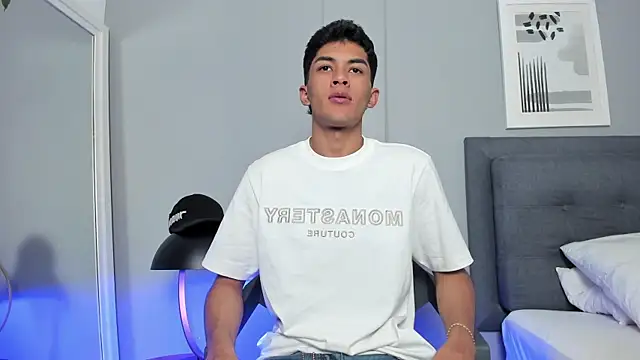 Tylerffoxx online show from November 21, 9:02 pm