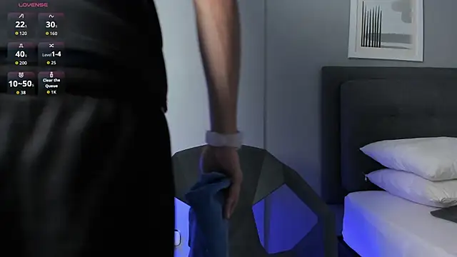 Tylerffoxx online show from February 25, 10:19 pm