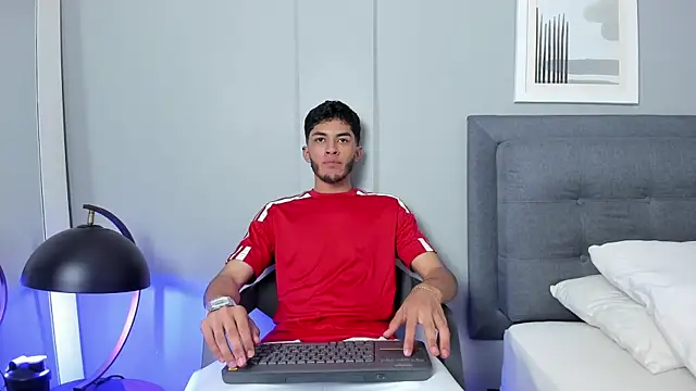 Tylerffoxx online show from February 27, 9:37 pm