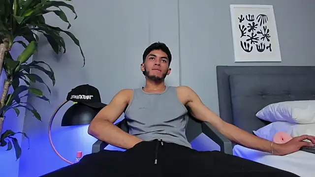 Tylerffoxx online show from May 30, 9:23 pm