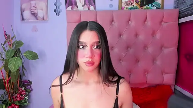 Snapshot of Megan_Luxe chatting on October 21, 11:16 pm Megan Luxe online show from October 21, 11:16 pm