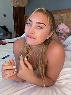 Snapshot of auriangel chatting on February 1, 11:58 pm auriangel online show from February 1, 11:58 pm