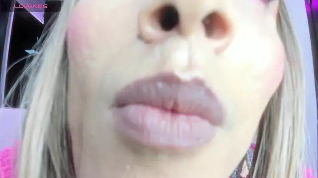 Snapshot of shantala_nastasiia chatting on April 26, 12:30 am shantala nastasiia online show from April 26, 12:30 am