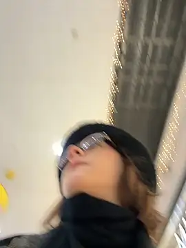 Snapshot of Only_April chatting on December 5, 8:01 am Only April online show from December 5, 8:01 am