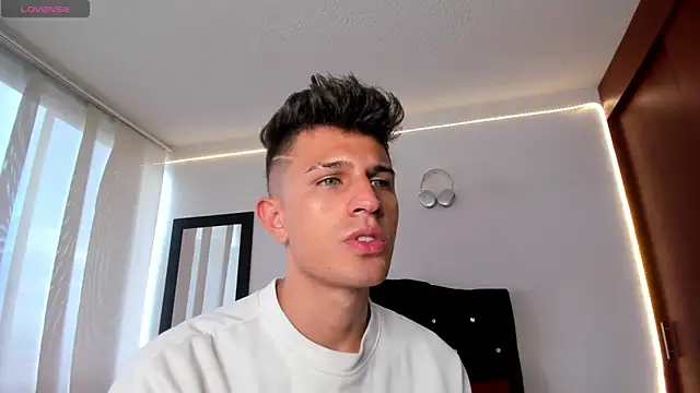 Snapshot of kevin_ahss chatting on October 10, 9:47 pm kevin ahss online show from October 10, 9:47 pm