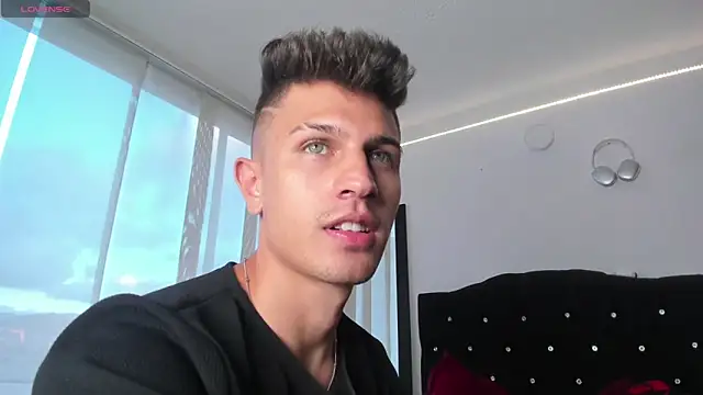 Snapshot of kevin_ahss chatting on October 24, 10:17 pm kevin ahss online show from October 24, 10:17 pm